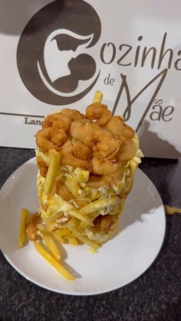 Nossa torre de batata, queijo e camarão